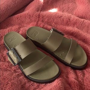 Sorel Roaming Buckle slide never worn!